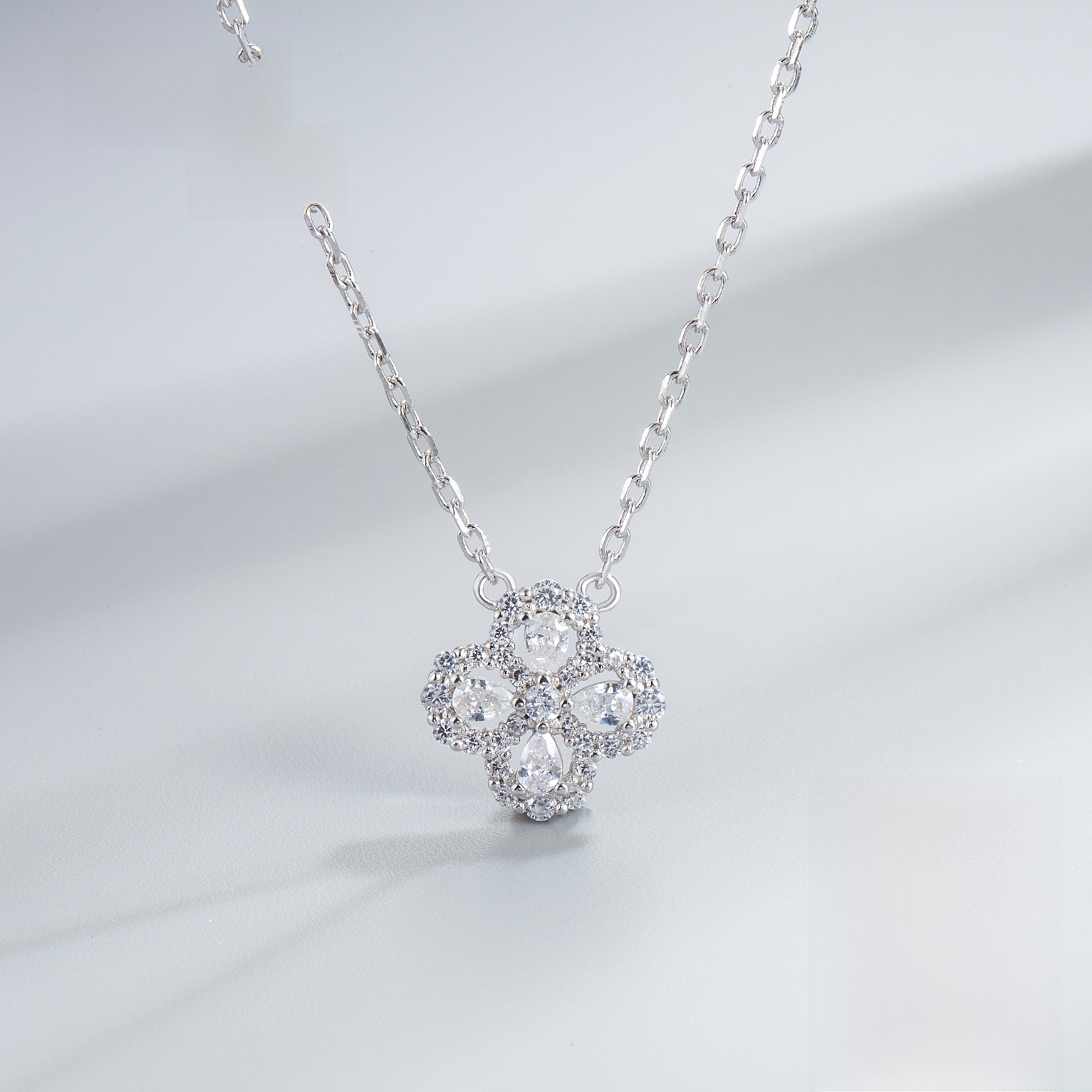 S925 Sterling Silver Clover Pendant Necklace Elegant Sparkling Zirconia Flower Design Necklaces for Women Daily Jewelry Gift Gold Silver Options
