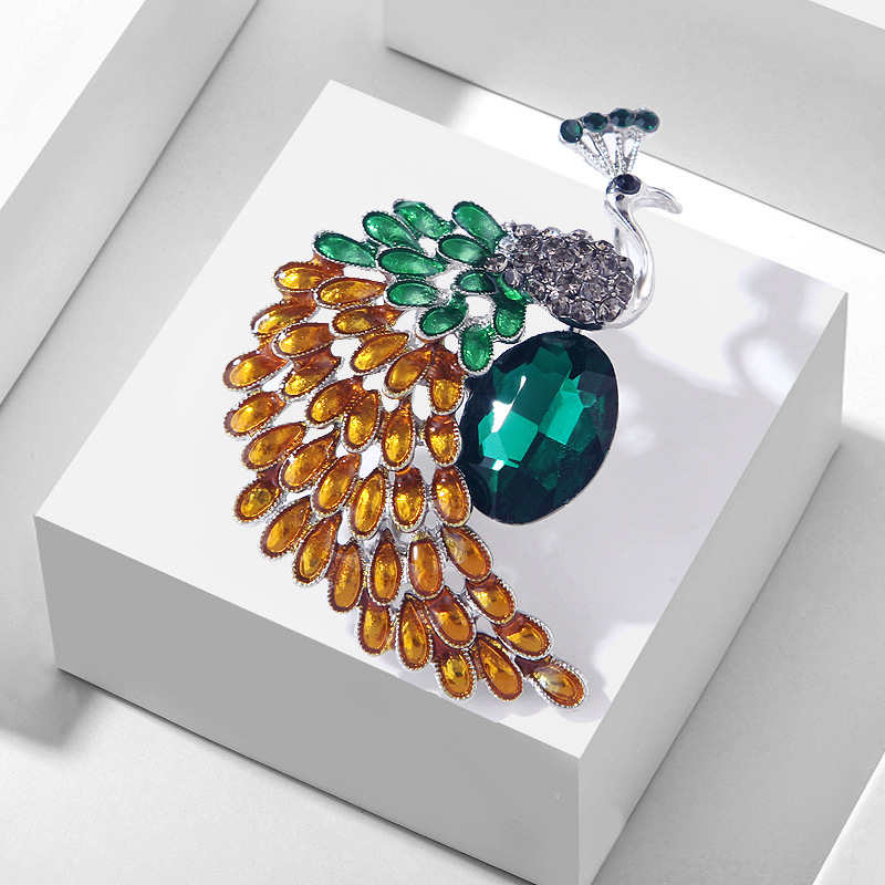 Vintage Green Peacock Brooch Alloy Inlaid With Emerald Green Synthetic Gemstone And Rhinestones Animal Breastpin For Women Party Wedding Banquet Accessories