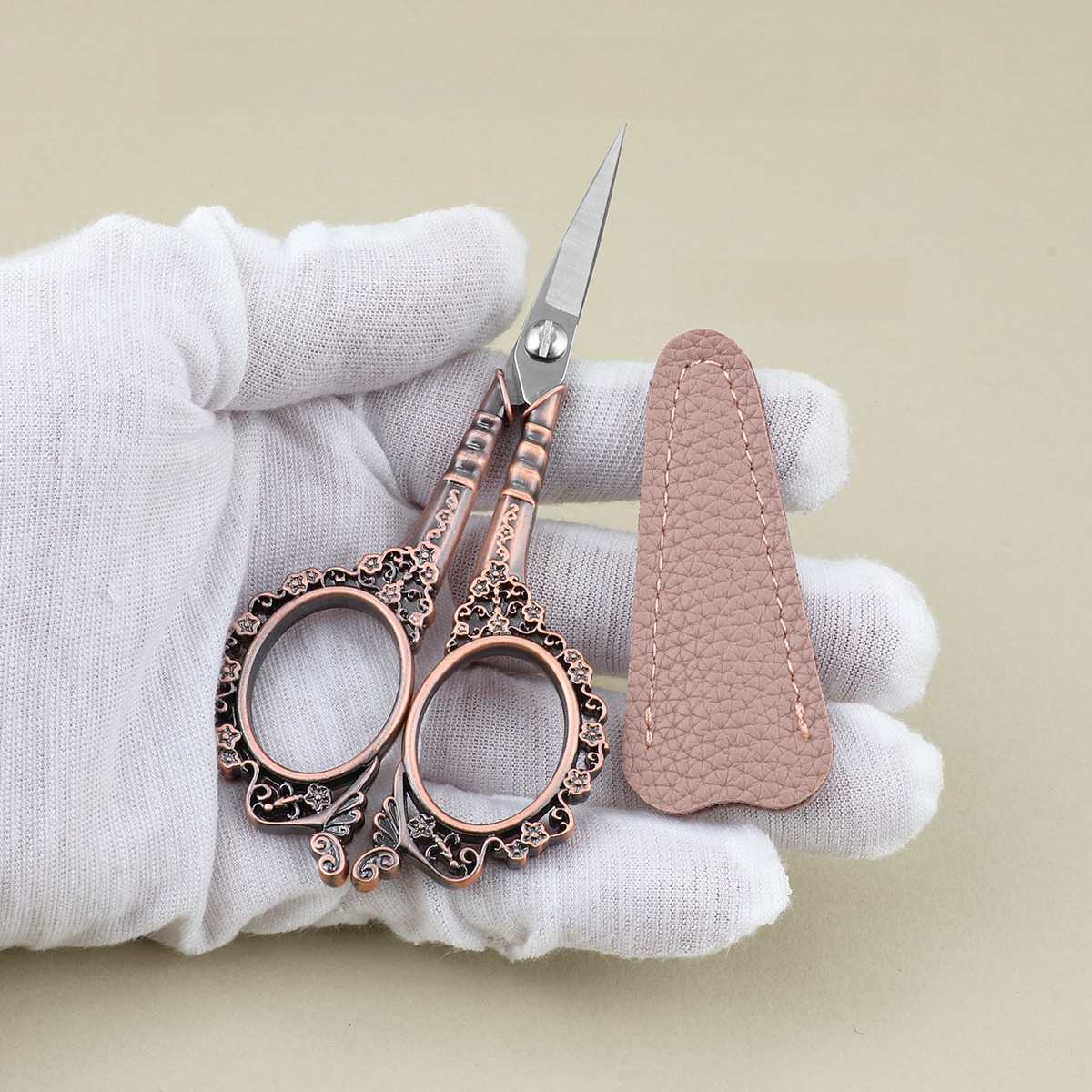 Retro Stainless Steel Plum Blossom Embroidery Scissors With PU Leather Protective Case Vintage European Style Small Sewing Scissors For Crafting Needlework DIY