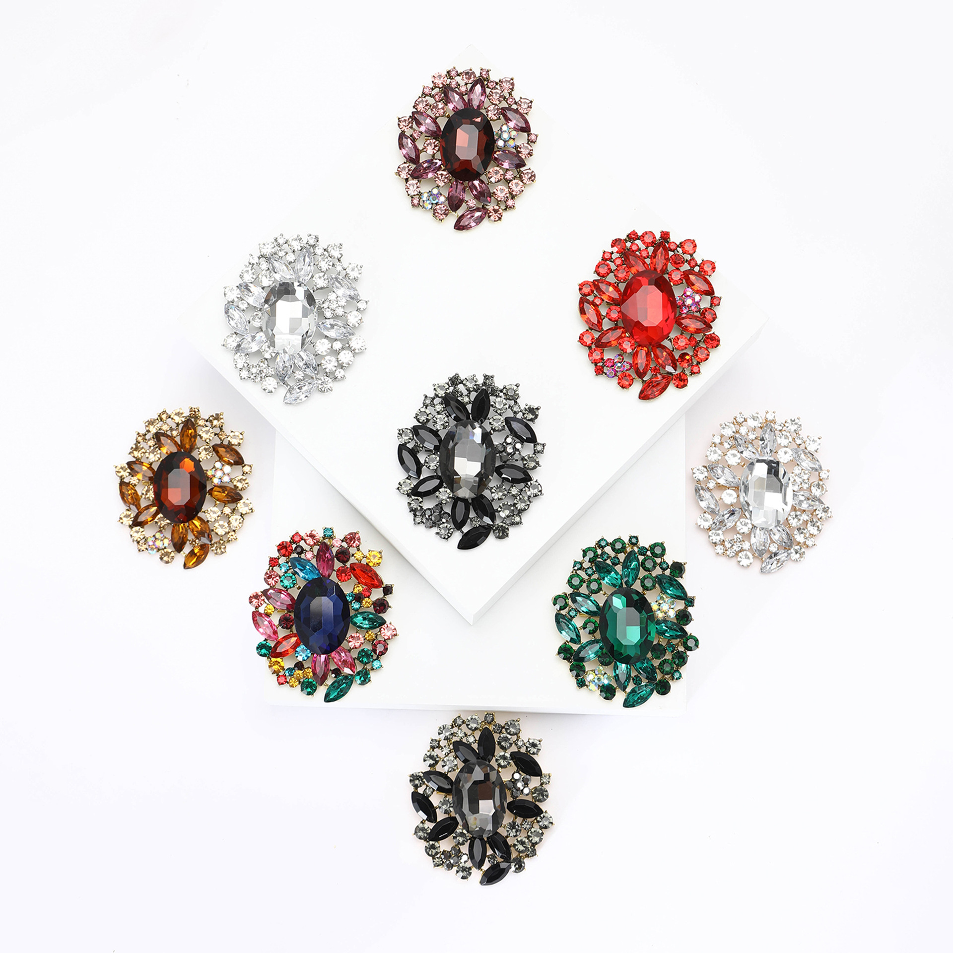 Luxury Retro Alloy Rhinestone Flower Brooch For Women Large Glass Crystal Floral Breastpin For Wedding Party Suits Dress Accessories Jewelry