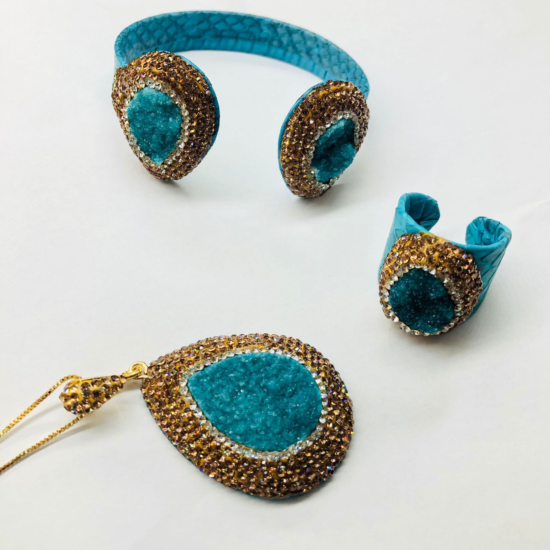Bohemian Peacock Blue Water Snake Skin Druzy Jewelry Set For Women Rhinestone Water Drop Pendant Necklace Open Bracelet Adjustable Ring Drop Earrings Vintage Niche Design Accessory