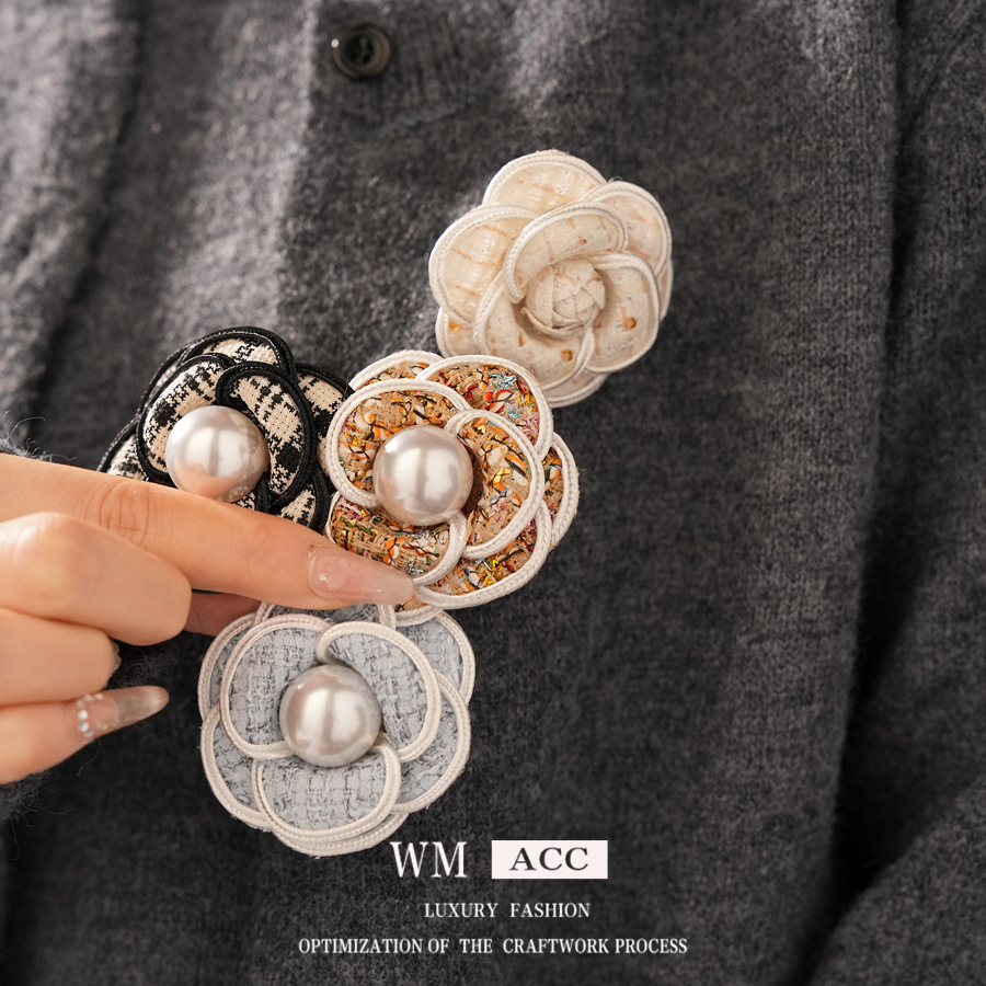 Elegant Camellia Flower Brooch Tweed Fabric Pearl Inlaid Pin Handmade French Style Corsage For Women Suits Coats Dress Accessories