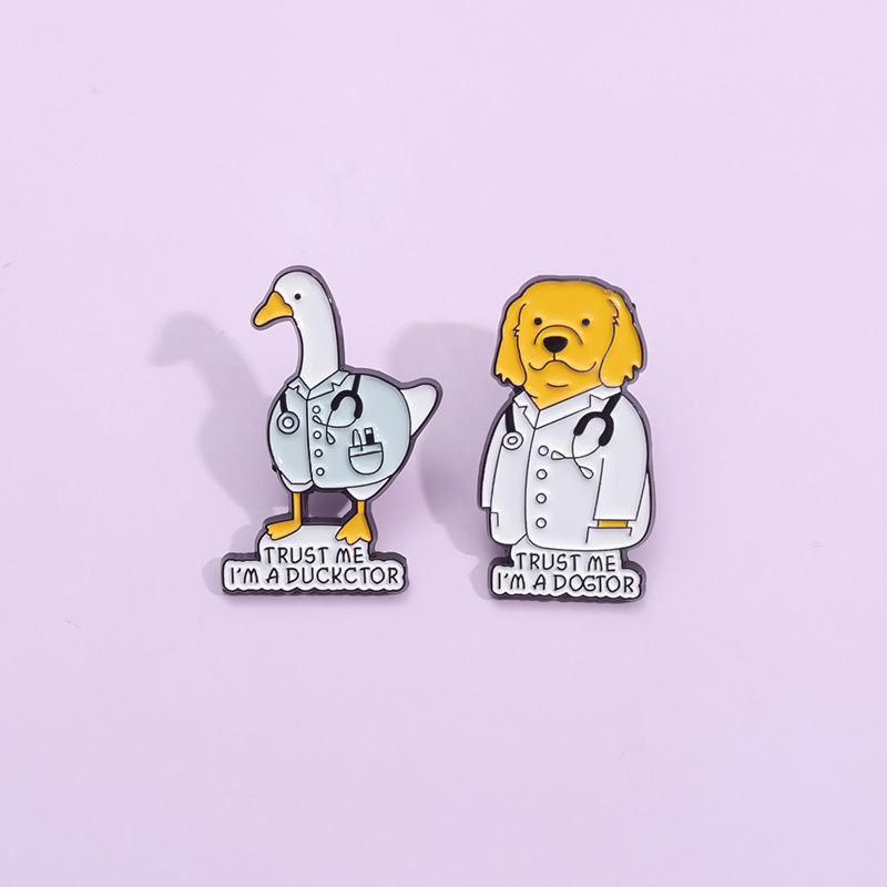 Funny Cartoon Enamel Doctor Animal Brooches Trust Me I'm A Duckctor Dogtor White Duck Golden Retriever Pins Alloy Badge For Backpack Clothing Jewelry Gift