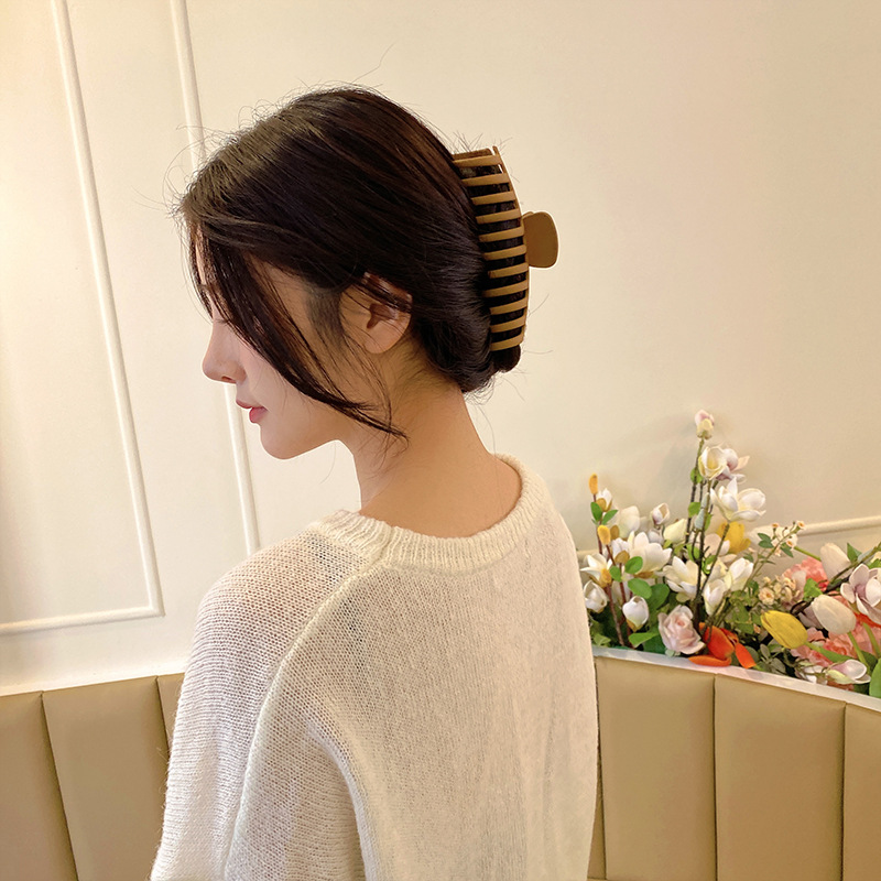 Extra Large Vintage Hair Claw Clip French Style Matte PC Plastic Hair Clamps For Thick Hair Elegant Shark Clips Non-Slip Jelly Color Hair Accessories For Women Back Head Bun