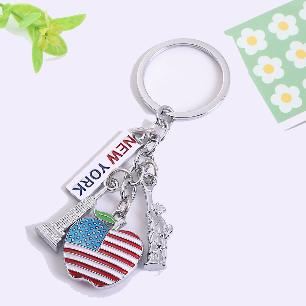 Silver Metal New York City Souvenir Keychain With Statue Of Liberty Empire State Building US Flag Apple Heart Eagle Pendant US Independence Day Travel Souvenir Keyring For Men Women