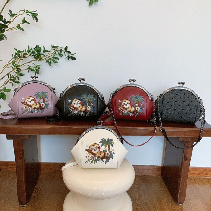 Women Retro Shell Crossbody Bag PU Leather Fabric Sloth Floral Embroidery Kiss-lock Metal Chain Shoulder Bag Daily Fashion Lady Purse Versatile Bag