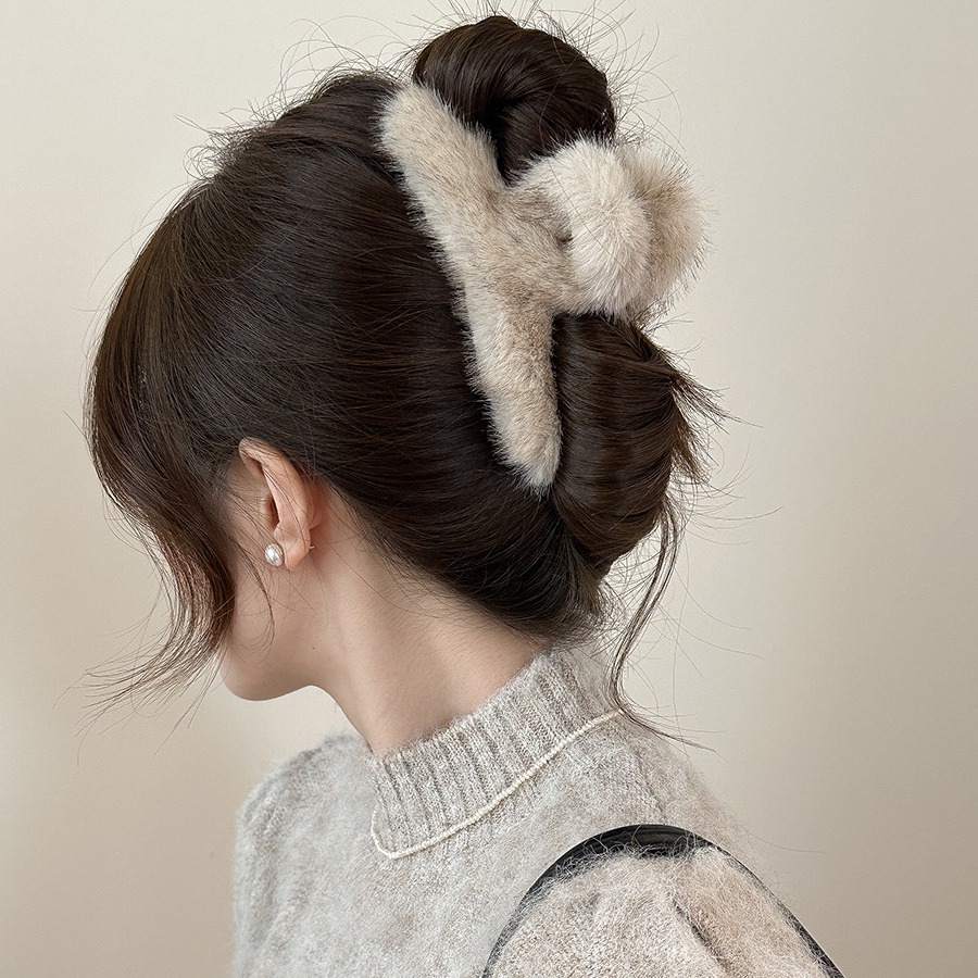 Korean Style Large Plush Faux Mink Fur Hair Claw Clip For Women Thick Hair Winter Autumn Soft Furry Shark Clip Fashion Hair Accessories