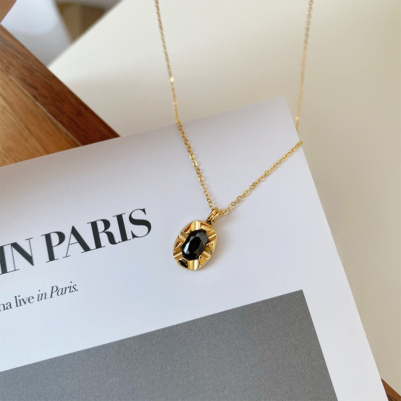 Vintage French Style Oval Black Pendant Necklace Gold Plated Titanium Steel Minimalist Chic Jewelry For Women