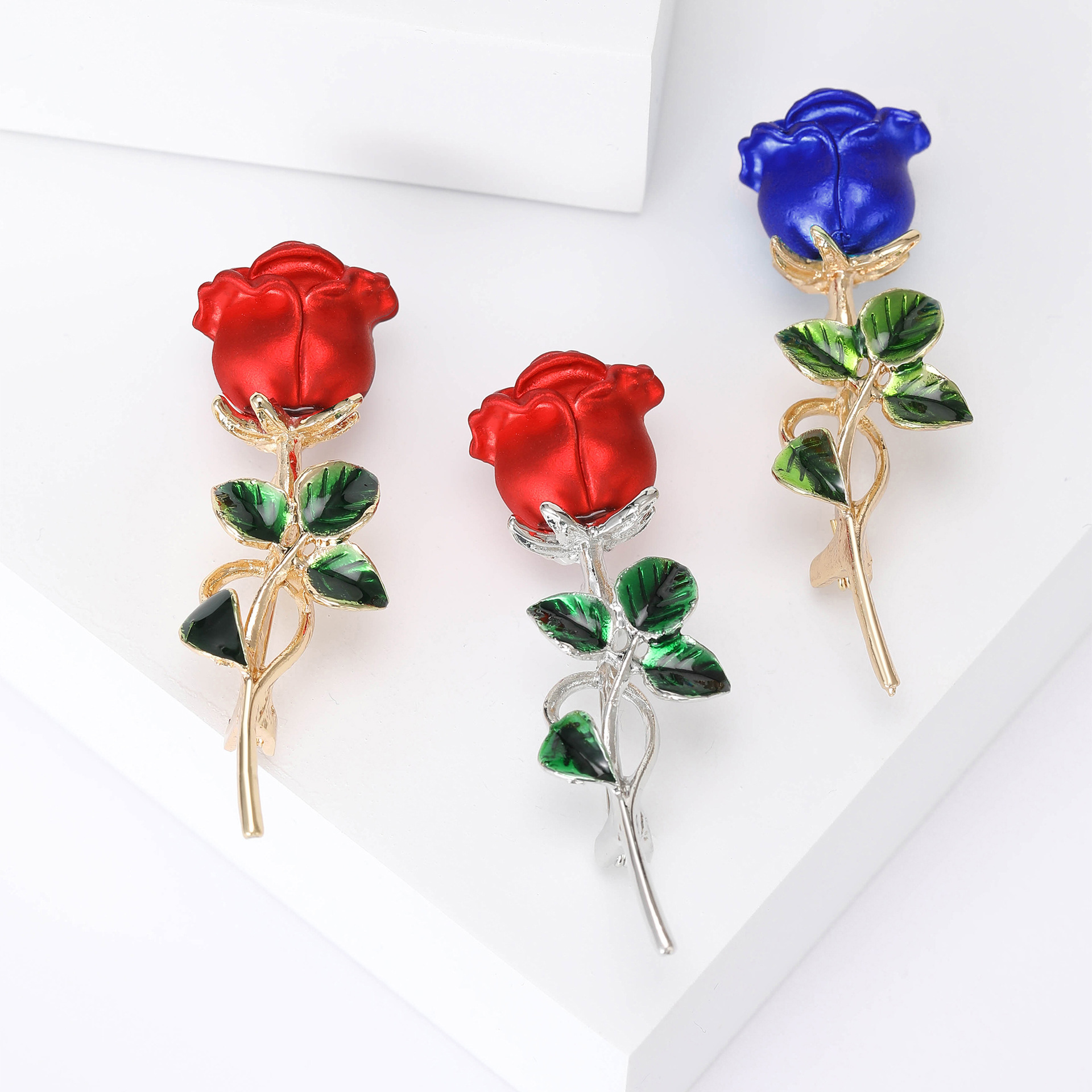 Elegant Alloy Enamel Rose Flower Brooch Pin For Women Vintage Gold Silver Stem Rhinestone Rosebud Lapel Pins Jewelry Gift For Valentine's Day Wedding Party