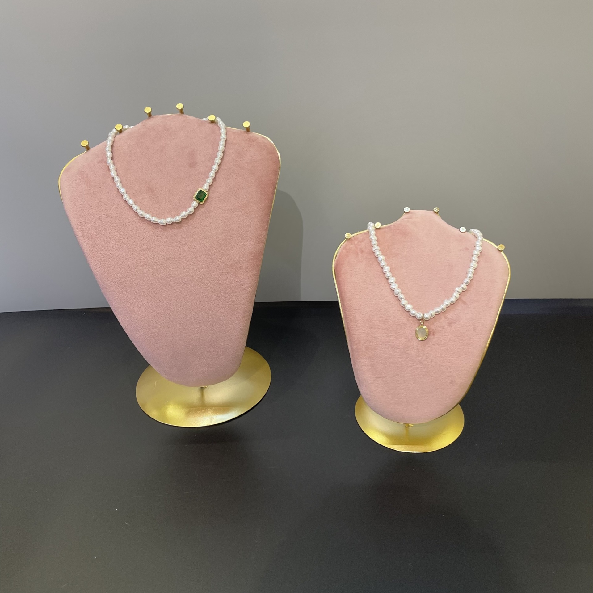 Pink Velvet Necklace Jewelry Display Bust Stand With Gold Metal Base Professional Jewelry Showcase Presentation Props For Pendant Chains Jewelry Stores Window Display