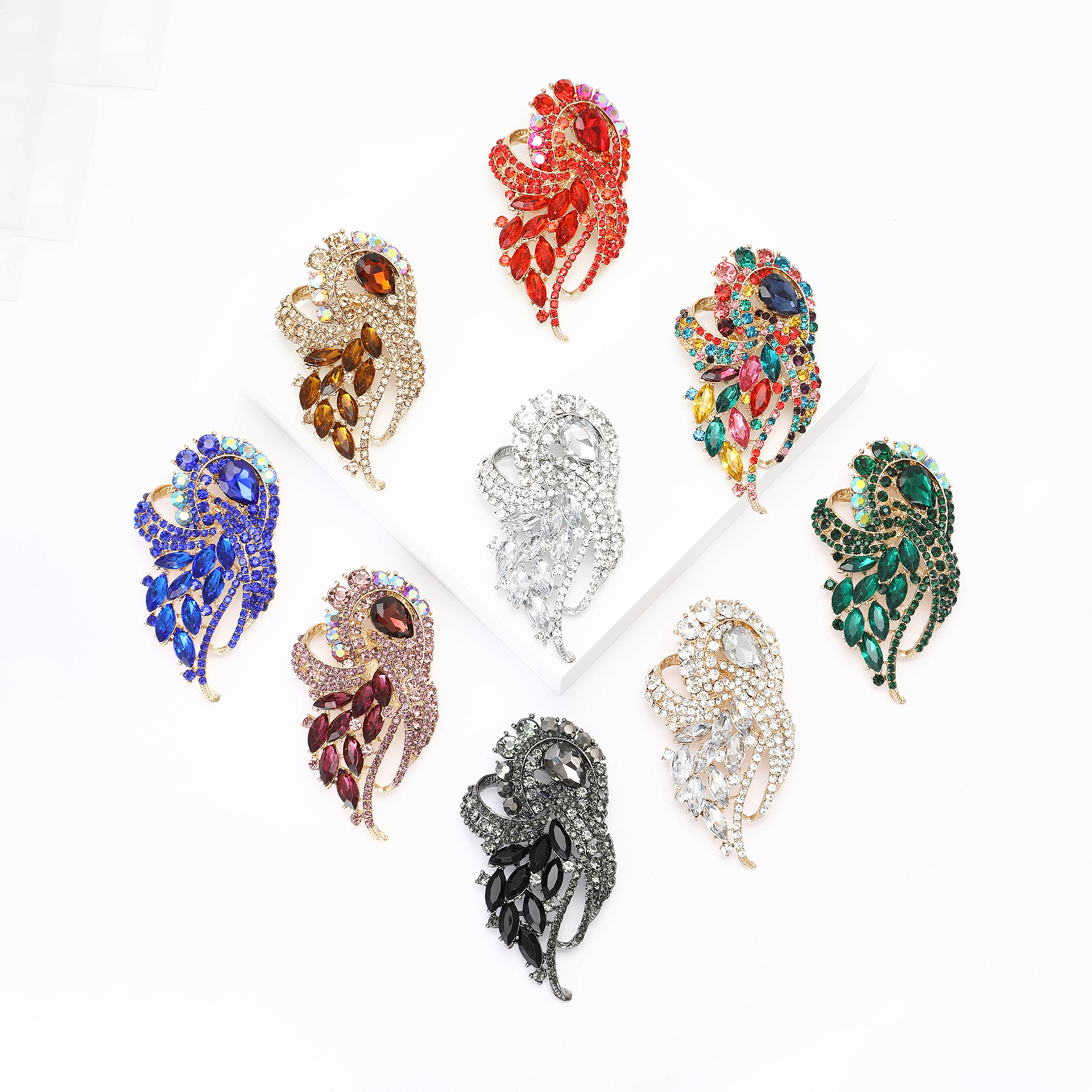 Vintage Luxury Alloy Rhinestone Feather Brooch Large Crystal Leaf Breastpin Jewelry Gift for Women Wedding Banquet Party Apparel Decoration