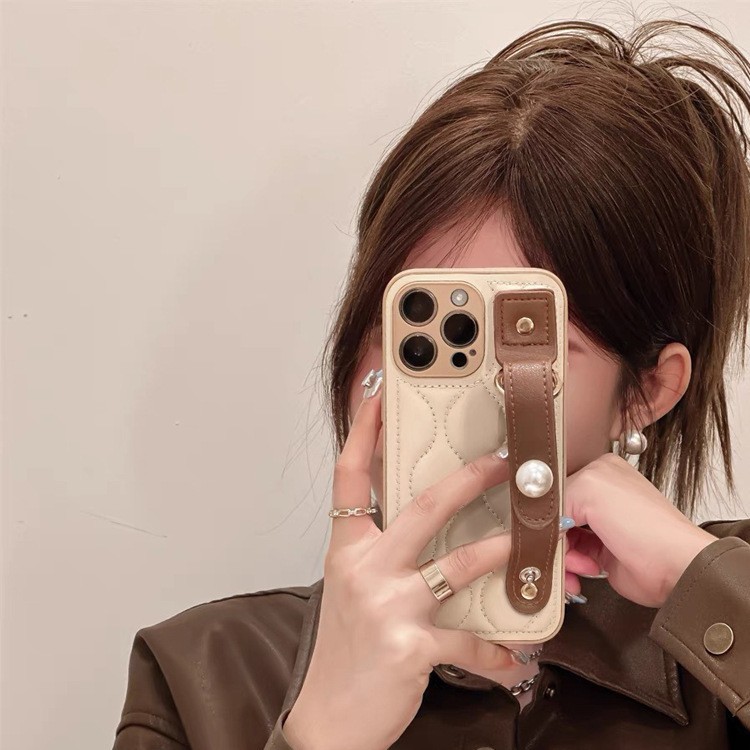 Luxury Quilted PU Leather Phone Case With Camellia Pearl Wristband Puffer Shockproof Protective Back Cover For iPhone 16 15 14 Pro Max Women Chic Ins Style Protective Shell With Flower Charm