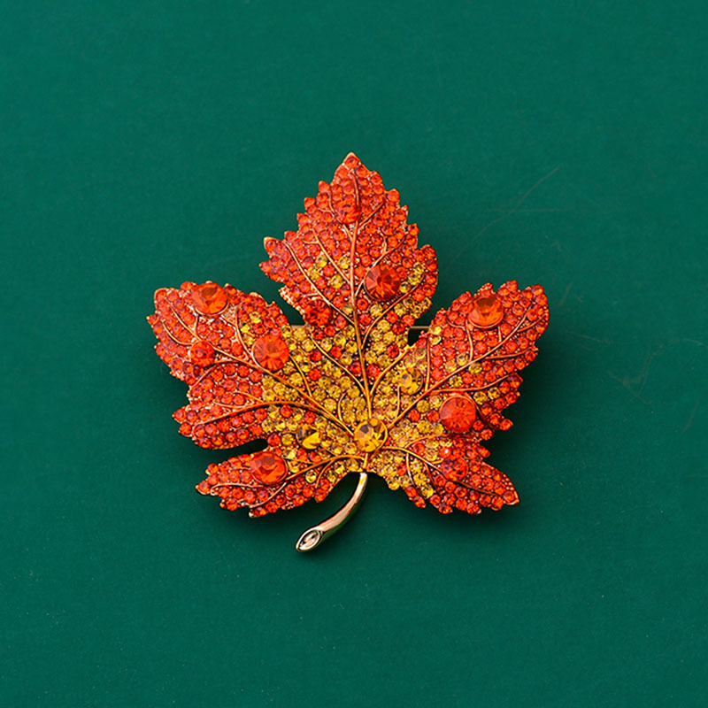 Luxury Alloy Rhinestone Maple Leaf Brooch Elegant Gradient Crystal Pin For Women Suits Coats Dress Accessory High-End Fashion Jewelry Gift