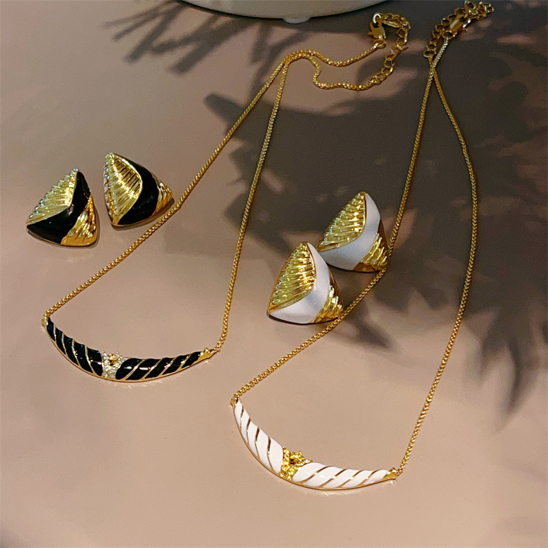 Wholesale Vintage Enamel Geometric Jewelry Set Necklace And Earrings wholesale-vintage-enamel-geometric-jewelry-set-necklace-and-earrings