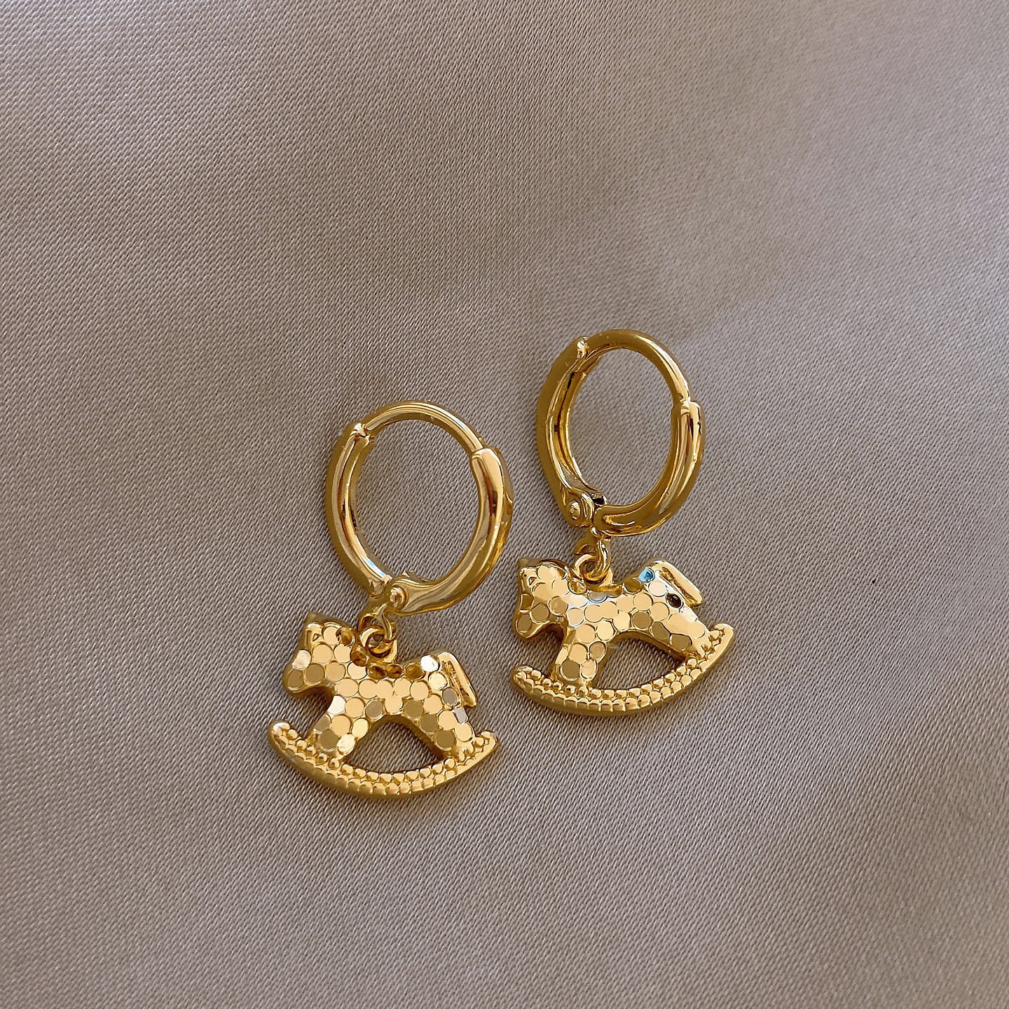 Creative 18K Gold Plated Rocking Horse Hoop Earrings For Women Unique Honeycomb Texture Metal Trojan Horse Dangle Earrings Animal Jewelry Gift