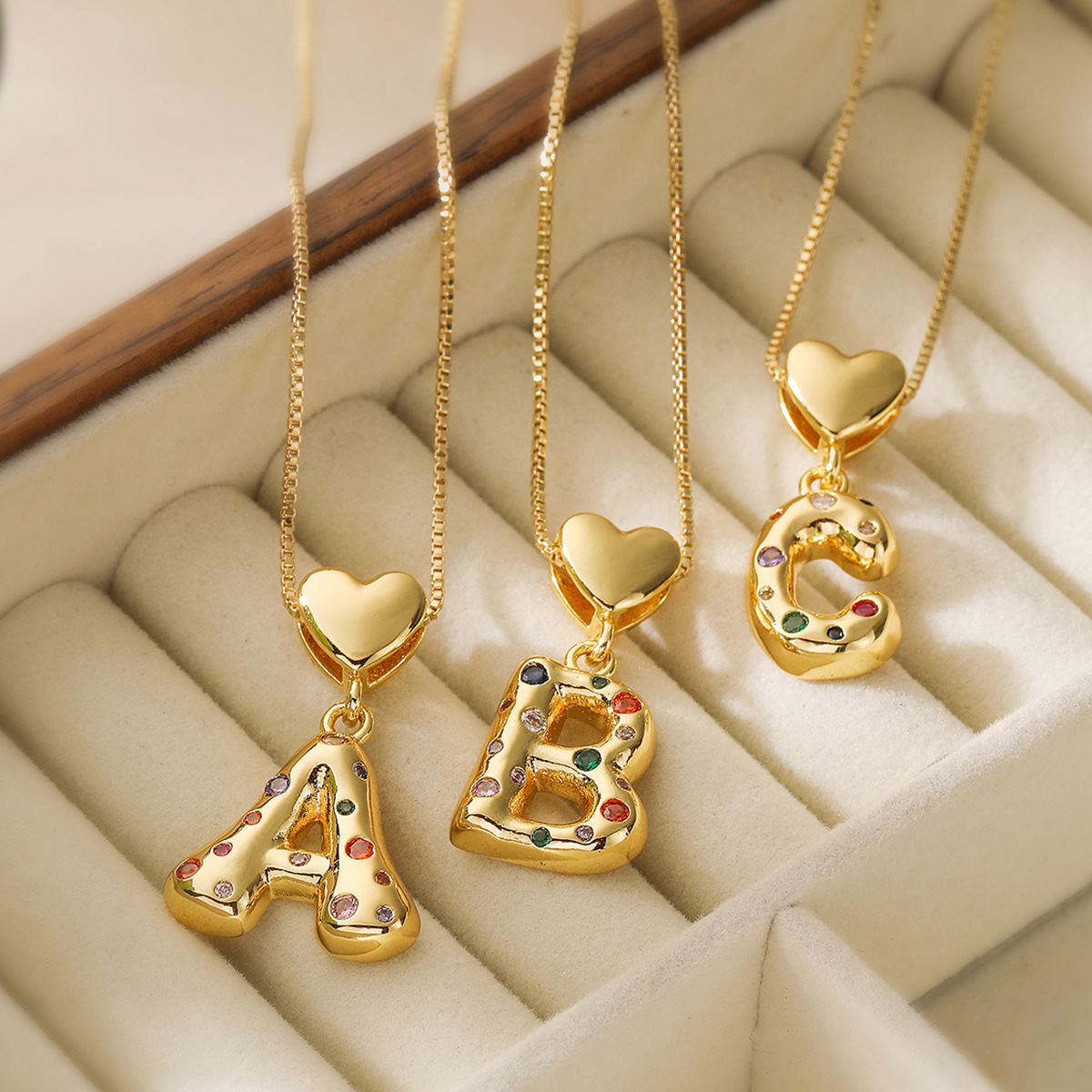 Collar Con Colgante De Letra Inicial Bañado En Oro De 18K Cobre Circonita Cúbica Colorida Eslabón Corazón Joyería