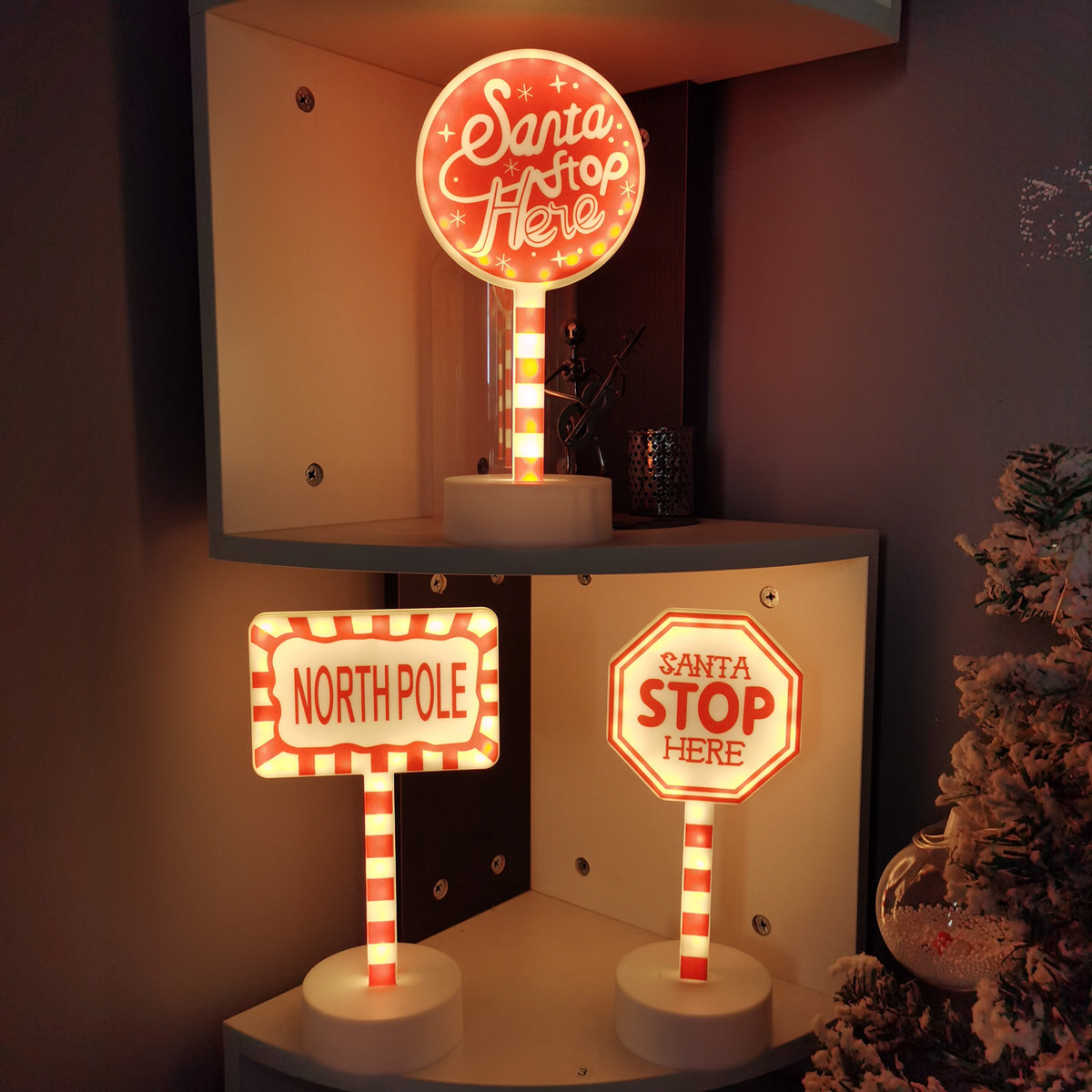 Christmas LED Directional Signpost Night Light PS Material Santa Stop Here North Pole Battery Operated Warm Light Desktop Ornament For Home Holiday Party Decoration
