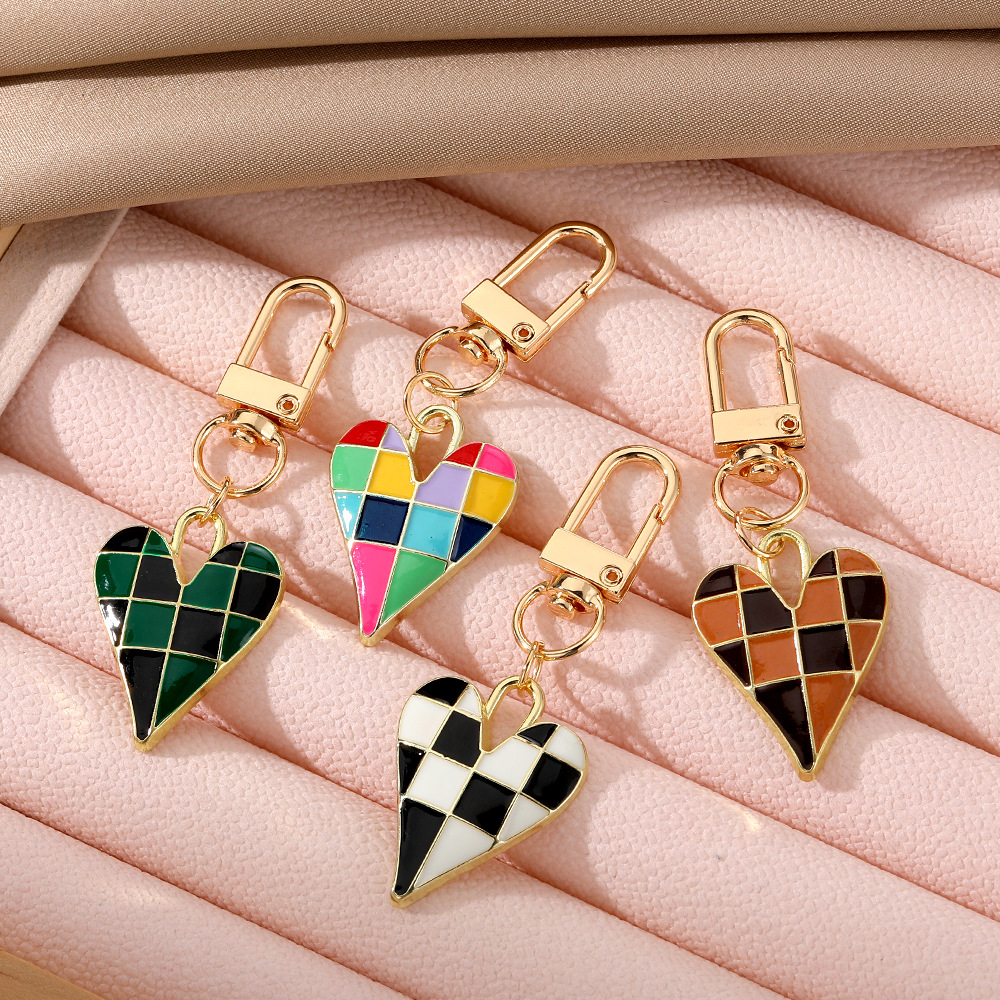 Fashion Alloy Enamel Heart Checkerboard Keychain For Women Girls Cute Metal Grid Heart Bag Charm Pendant Gift Accessory