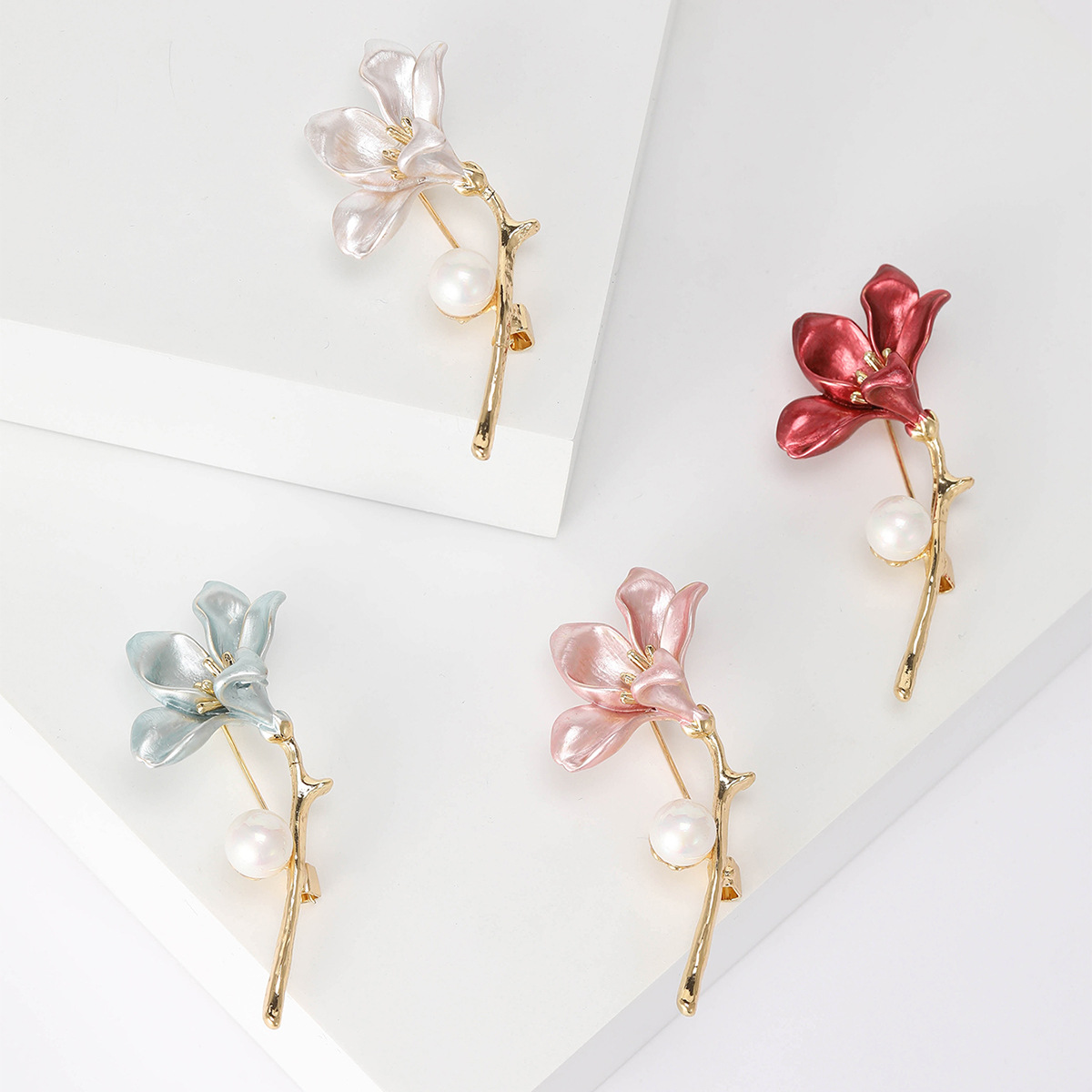 Elegant Enamel Trumpet Flower Brooch With Faux Pearl Alloy Gold Plated Floral Lapel Pin For Women Suits Dress Wedding Party Accessories