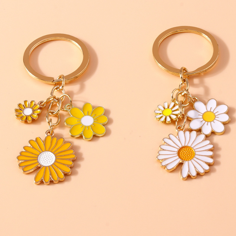 Pastoral Sweet Enamel Daisy Flower Keychain Zinc Alloy Golden Metal Flower Pendant Key Ring For Backpack Decoration Girly Accessories Women Gifts