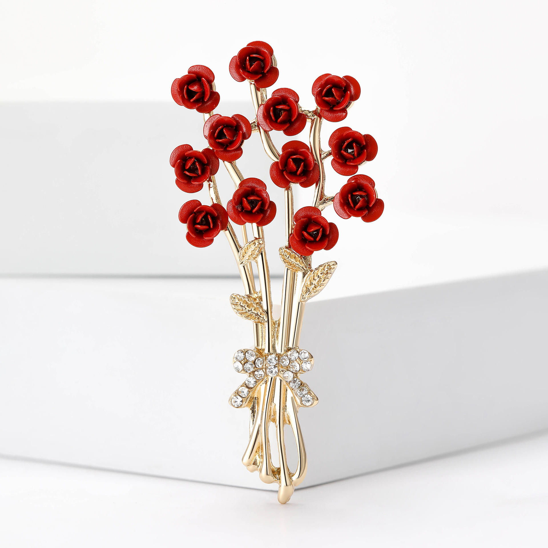 Elegant Red Rose Flower Brooch For Women Gold Plated Alloy Enamel Rhinestone Bowknot Bouquet Pin Fashion Clothing Accessories For Party Wedding Mother's Day Gift