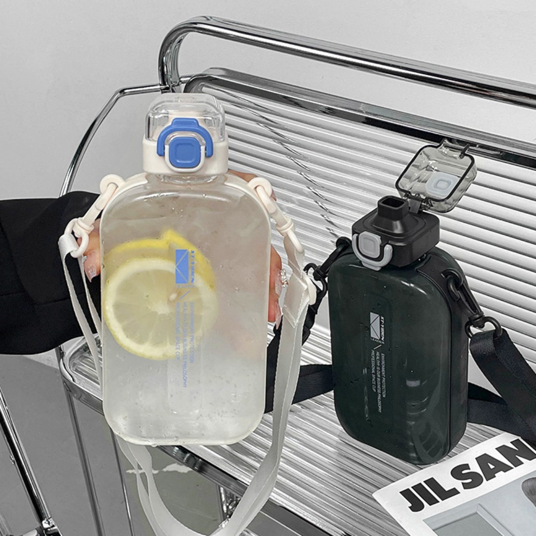 750ml Square Plastic Water Bottle Leakproof One-Click Flip Lid Portable With Adjustable Strap For Outdoor Sports Fitness Students Minimalist High Aesthetic Large Capacity Drinking Cup
