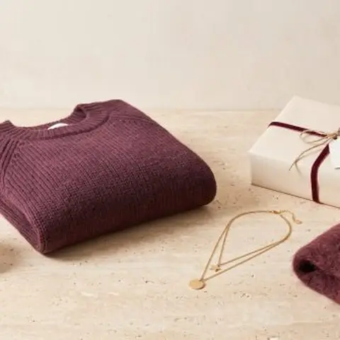 The curated edit of what retailers are stocking for Christmas 2026: festive decor, winter apparel, jewelry, ready-to-bundle gifts, and apres-ski, built to sell across categories.
