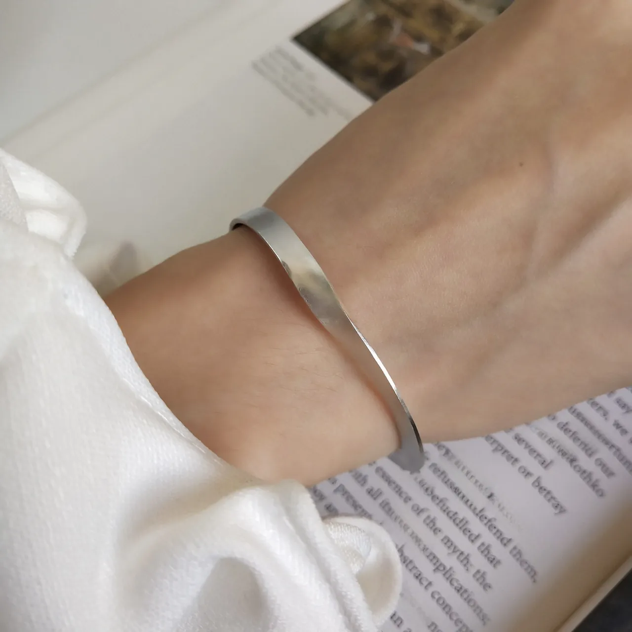 Bracciale Rigido Mobius Intrecciato In Argento Sterling 925 Finitura Opaca Minimalista Aperto Per Donna