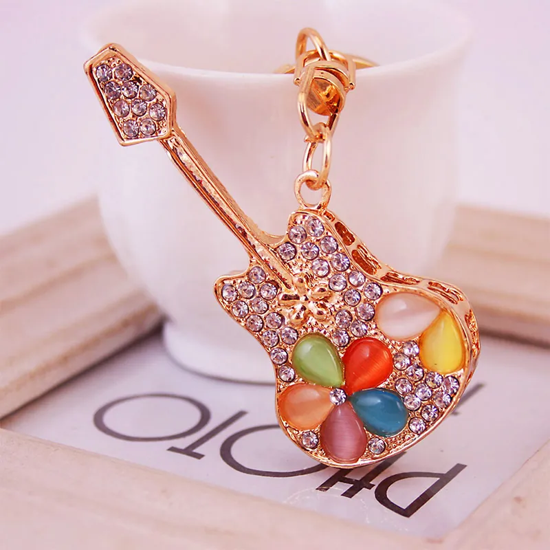 Porte-clés Créatif en Métal Forme Guitare Avec Strass et Pierre Œil de Chat Colorée Pendentif de Sac Mode Musique