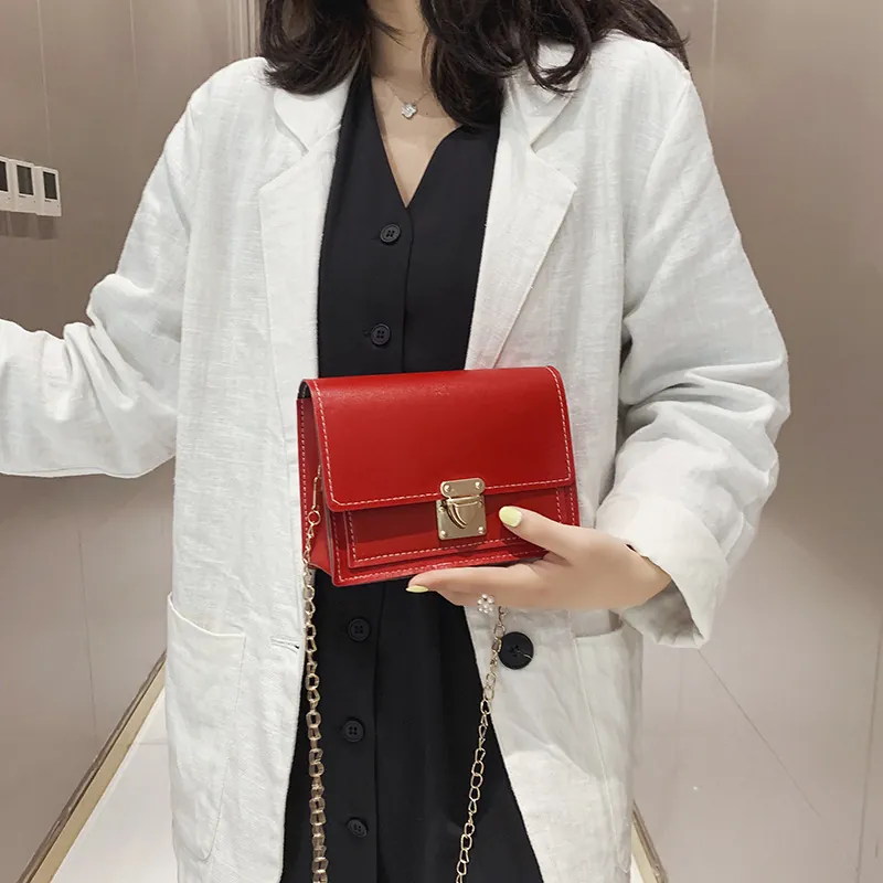 Sac À Épaule Bandoulière Femme Cuir PU Petit Carré Chaîne Fermoir Métallique Mode Minimaliste Sac À Main Quotidien