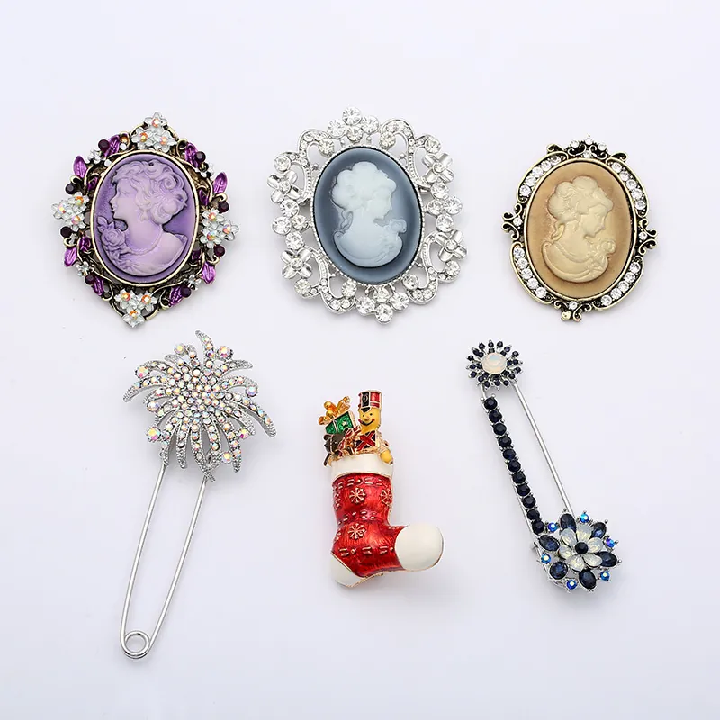 Vintage Cameo Brooch Pin For Women Rhinestone Enamel Christmas Sock Flower Safety Pin Fashion Accessory Jewelry Gift