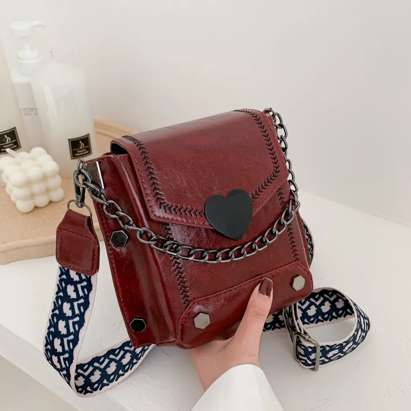 Retro PU Leder Umhängetasche Herzschnalle Kleine Quadratische Schultertasche Gemustertem Breitgurt Kettendekoration