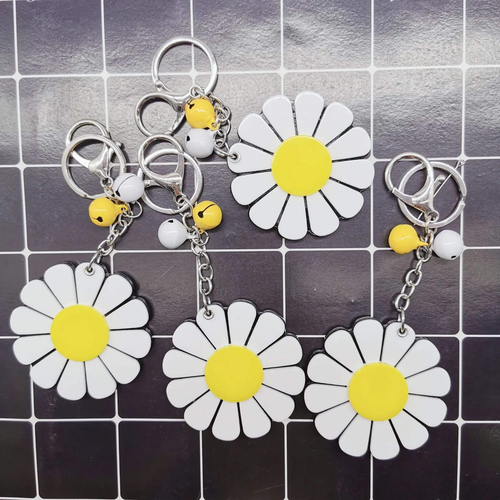 Portachiavi Con Specchio Per Trucco In Acrilico Fiore Di Margherita Con Campanelli Colorati Ciondolo Per Borsa Per Donne