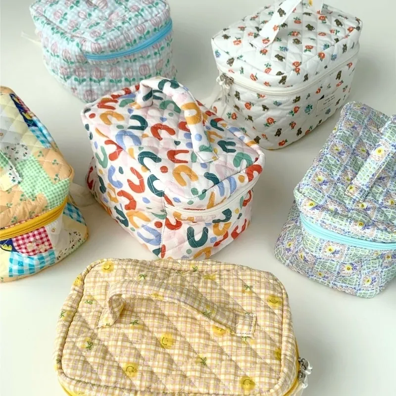 Große Gesteppte Baumwolle Kosmetiktasche Mit Blumen Bären Print Tragbare Reise Kulturbeutel Aufbewahrungstasche Mit Griff Für Damen