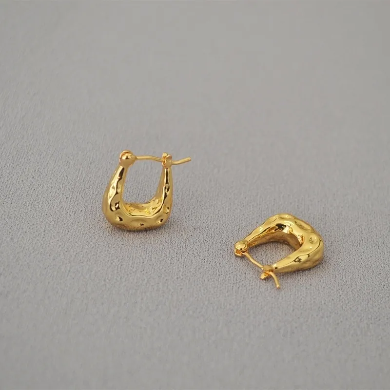 Retro Messing 18K Vergoldet Gehämmerte Textur U-Förmige Ohrhaken Damen Minimalistische Geometrische Flüssigmetall Schmuck Ohrringe