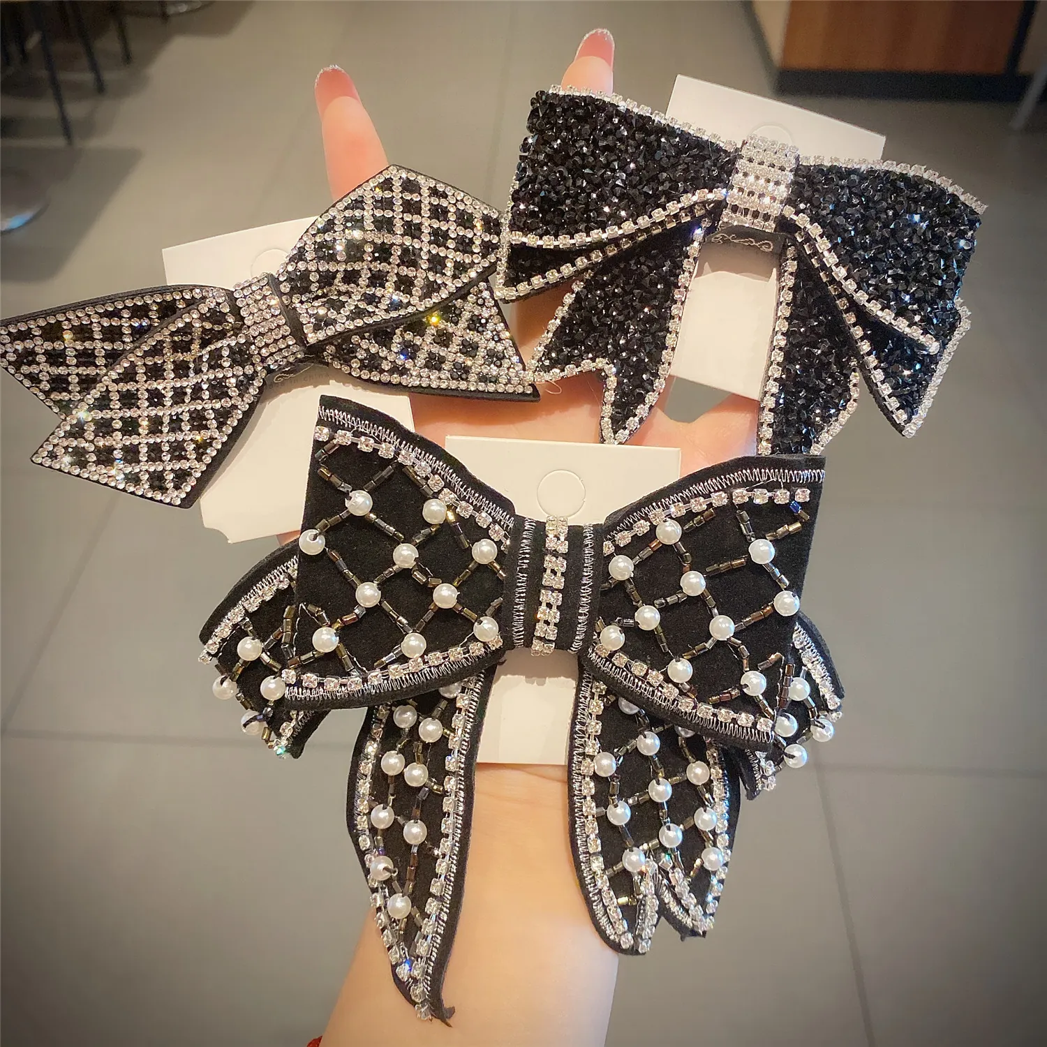 Elegant Bow Hair Clip Velvet Rhinestone Faux Artificial Pearl Grid Design Sparkling French Retro Hairpin For Women Party Wear