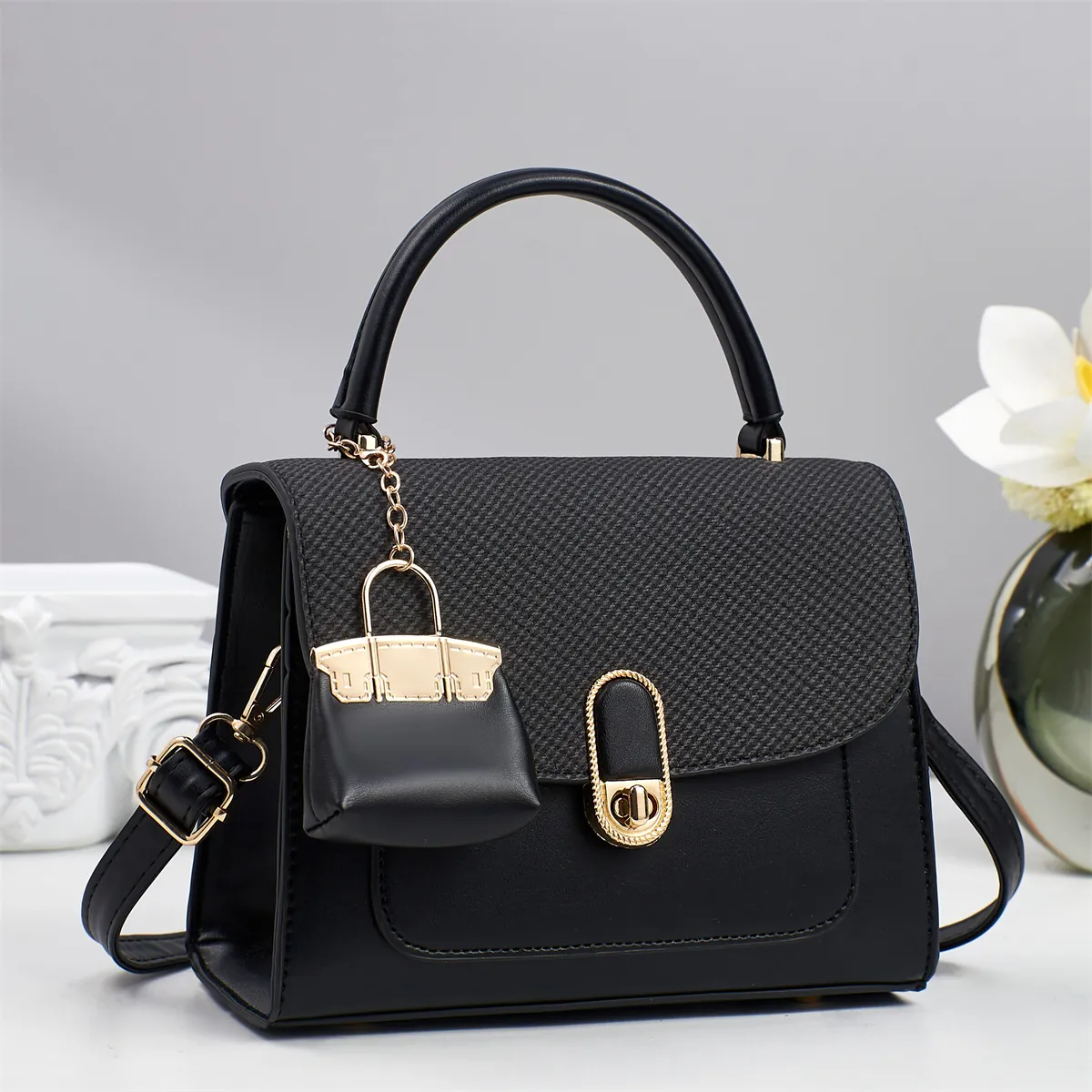 Sac à Main Vintage en Similicuir PU Tissé pour Femmes Sac à Bandoulière Élégant Avec Mini Charme Serrure en Métal Sacoche Carrée Mode