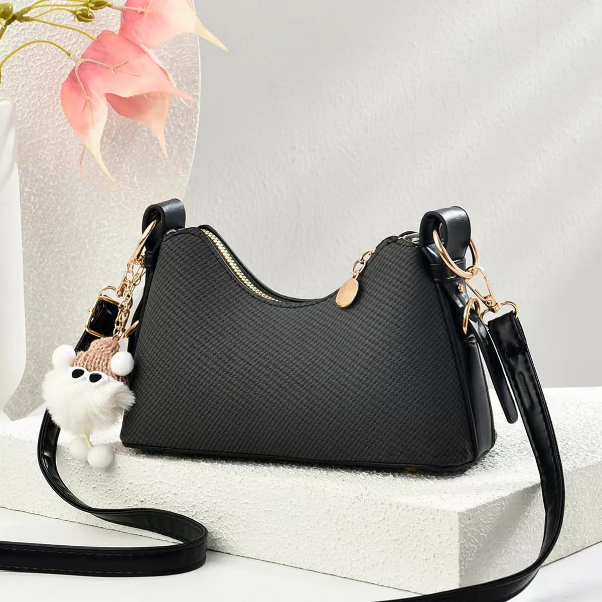 Sac Sous le Bras en Cuir PU à Texture Tissée Vintage pour Femmes Sac à Épaule Mode avec Chaîne et Pendentif en Peluche Mignon