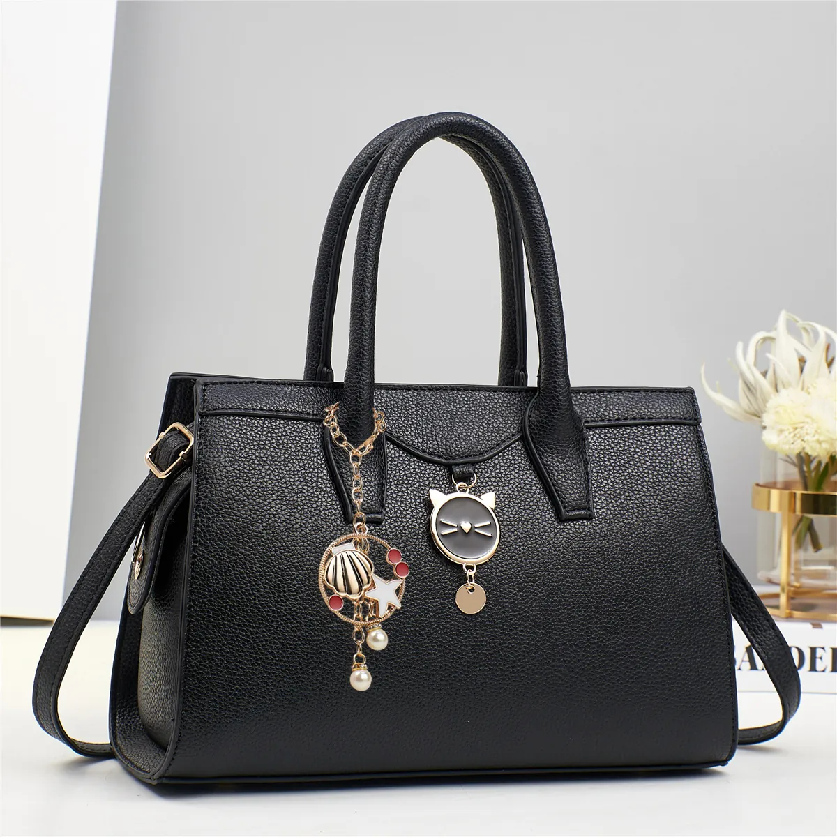 Borsa A Mano Donna Pelle PU Motivo Litchi Grande Capacità Borsa A Tracolla Con Pendente Gatto E Ciondolo Conchiglia Versatile