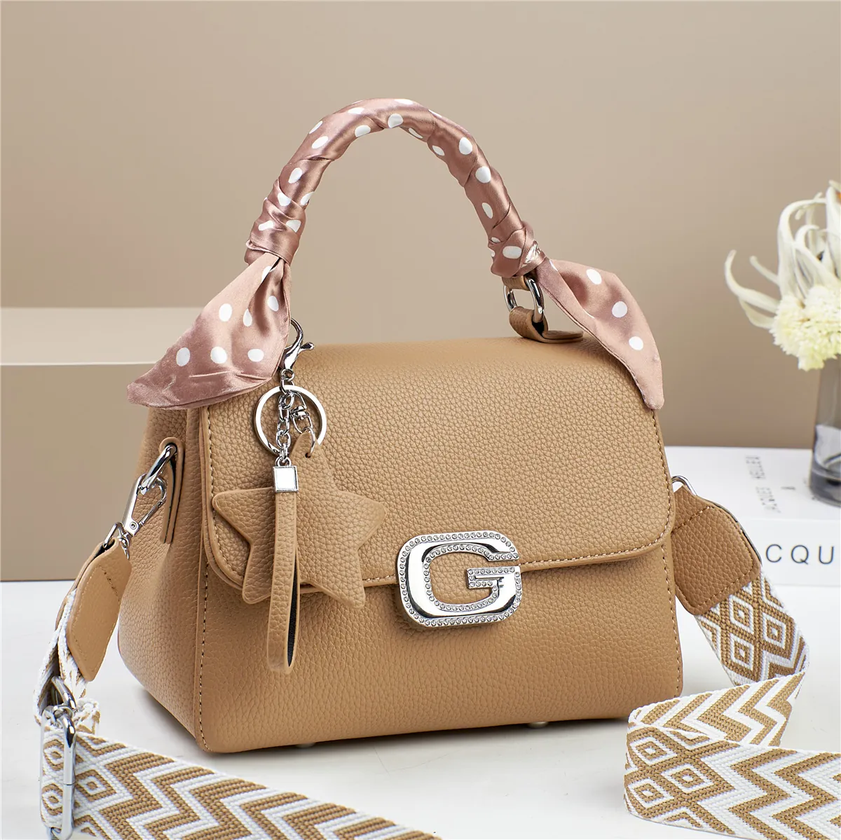 Dames Zoete PU-Leren Kleine Vierkante Handtas Met Strass G Letter Gesp Satijnen Sjaal Handvat Ster Hanger Geometrische Brede Riem Crossbody Tas