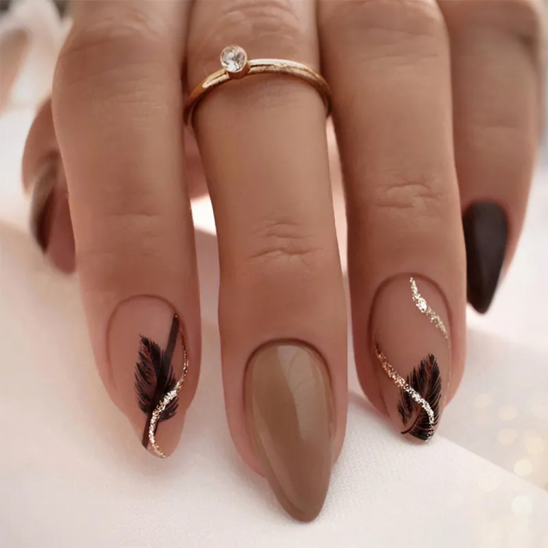 Unghie Finte A Mandorla Francesi Con Motivi A Piuma Nera E Strisce Glitterate Unghie Artificiali Lunghe Per Donna