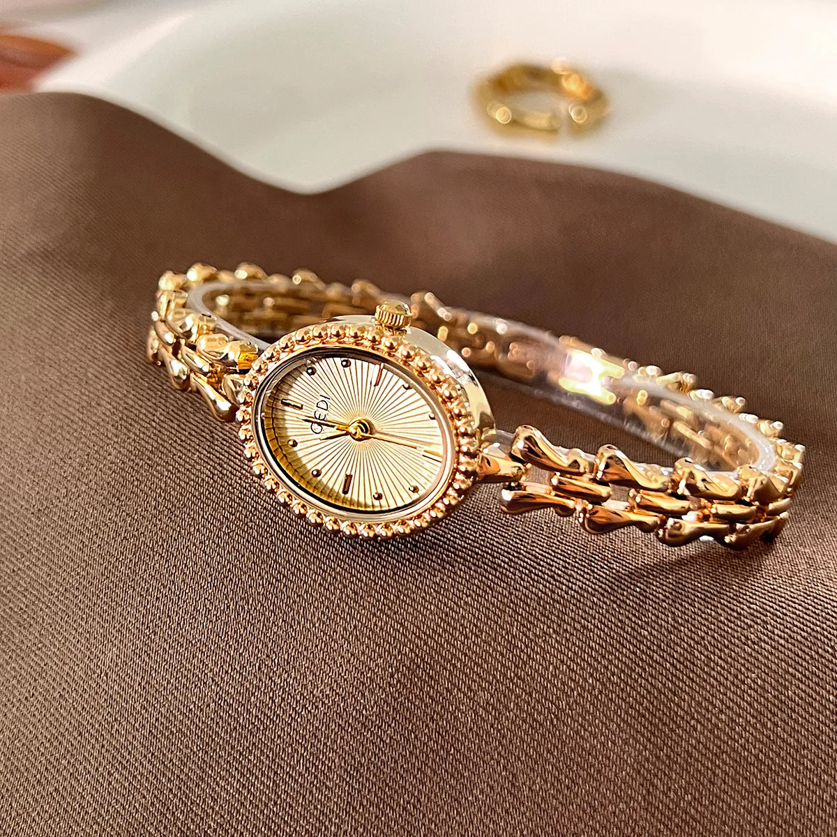 Elegant Women Quartz Watch Retro Alloy Metal Chain Bracelet Oval Dial Waterproof Vintage Fashion Wristwatch Accessory