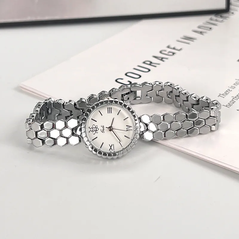 Women Quartz Watch Alloy Honeycomb Bracelet Strap Bee Logo Roman Numeral Elegant Minimalist Wristwatch