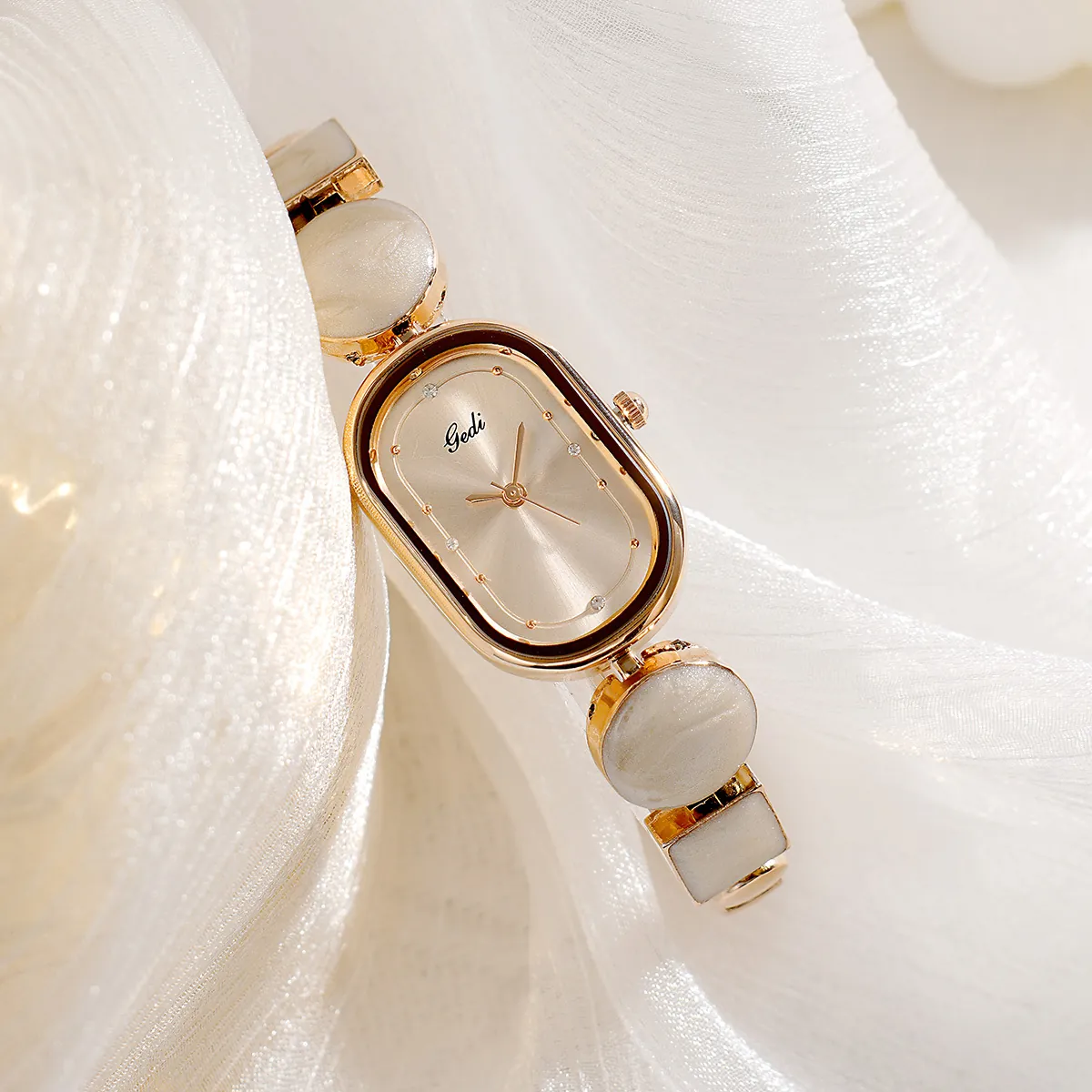Women Quartz Watch Oval Dial Minimalist Alloy Bracelet Wristwatch Waterproof Fashion Jewelry Elegant Wrist Decor