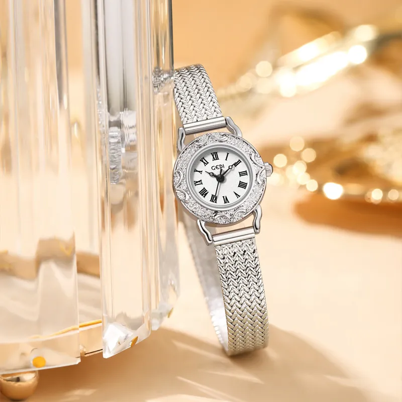 Montre Quartz Femme Vintage Relief Gaufré Petit Cadran Rond Bracelet En Maille Acier Inoxydable Étanche Élégante Rétro