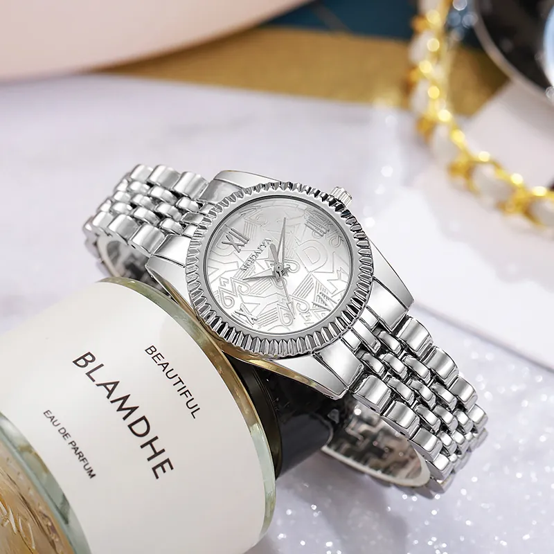 Montre Bracelet Femme Mouvement Quartz Bracelet Maillons Métal Lunette Cannelée Élégant Mode Analogique