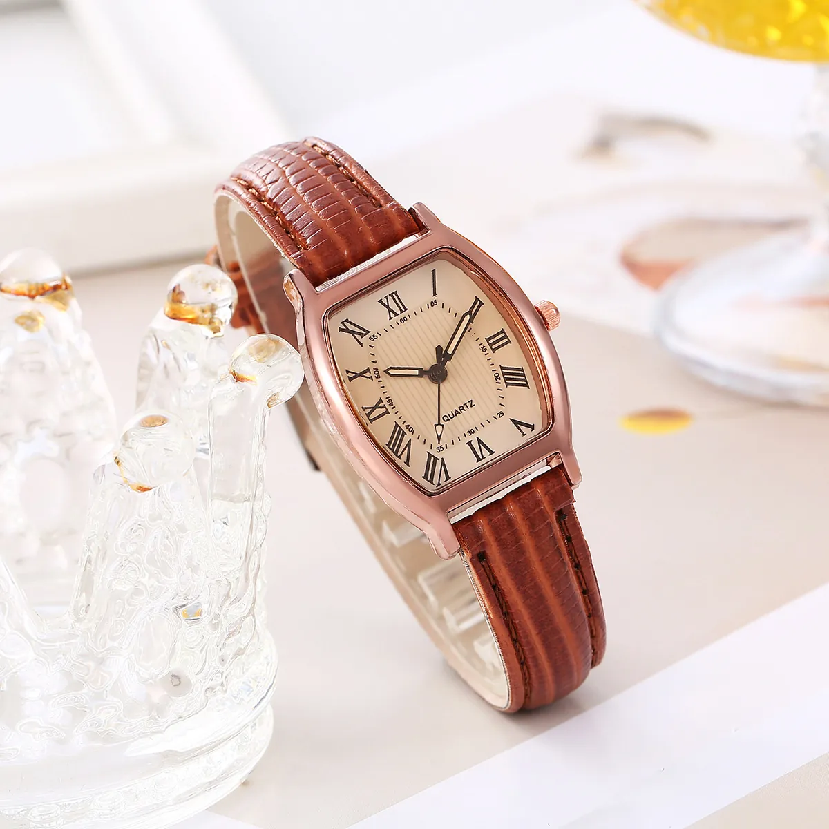 Montre À Quartz Pour Femmes Vintage Tonneau Boîtier En Alliage Or Rose Bracelet En Similicuir Chiffres Romains Élégante