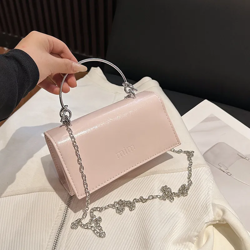 Petit Sac à Main Carré en Cuir PU pour Femme Avec Poignée Anneau en Métal et Bandoulière Chaîne Lettres Gaufrées Mode Minimaliste