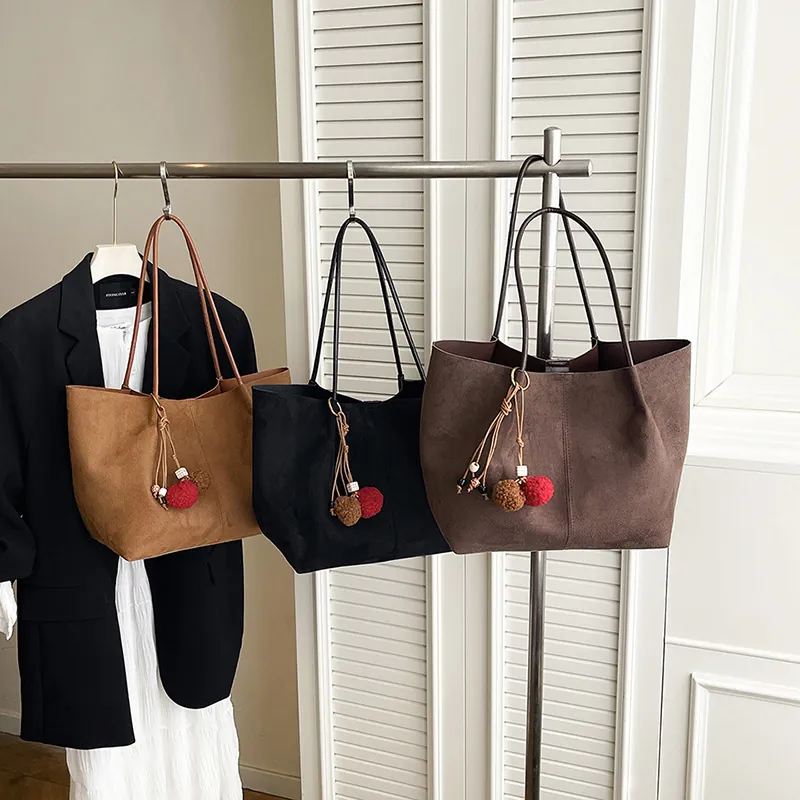 Sac Cabas Grande Capacité pour Femme Aspect Daim Sac à Épaule Minimaliste Avec Pendentif et Pochette Sac à Main Mode Urbaine