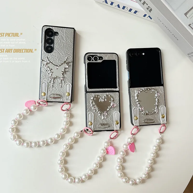 Coque Pour Téléphone Pliable Argent Métallique Similicuir Miroir Cœur Papillon Avec Chaîne De Main En Künstliche Perles Luxe